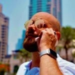 Mann telefoniert mit Brille